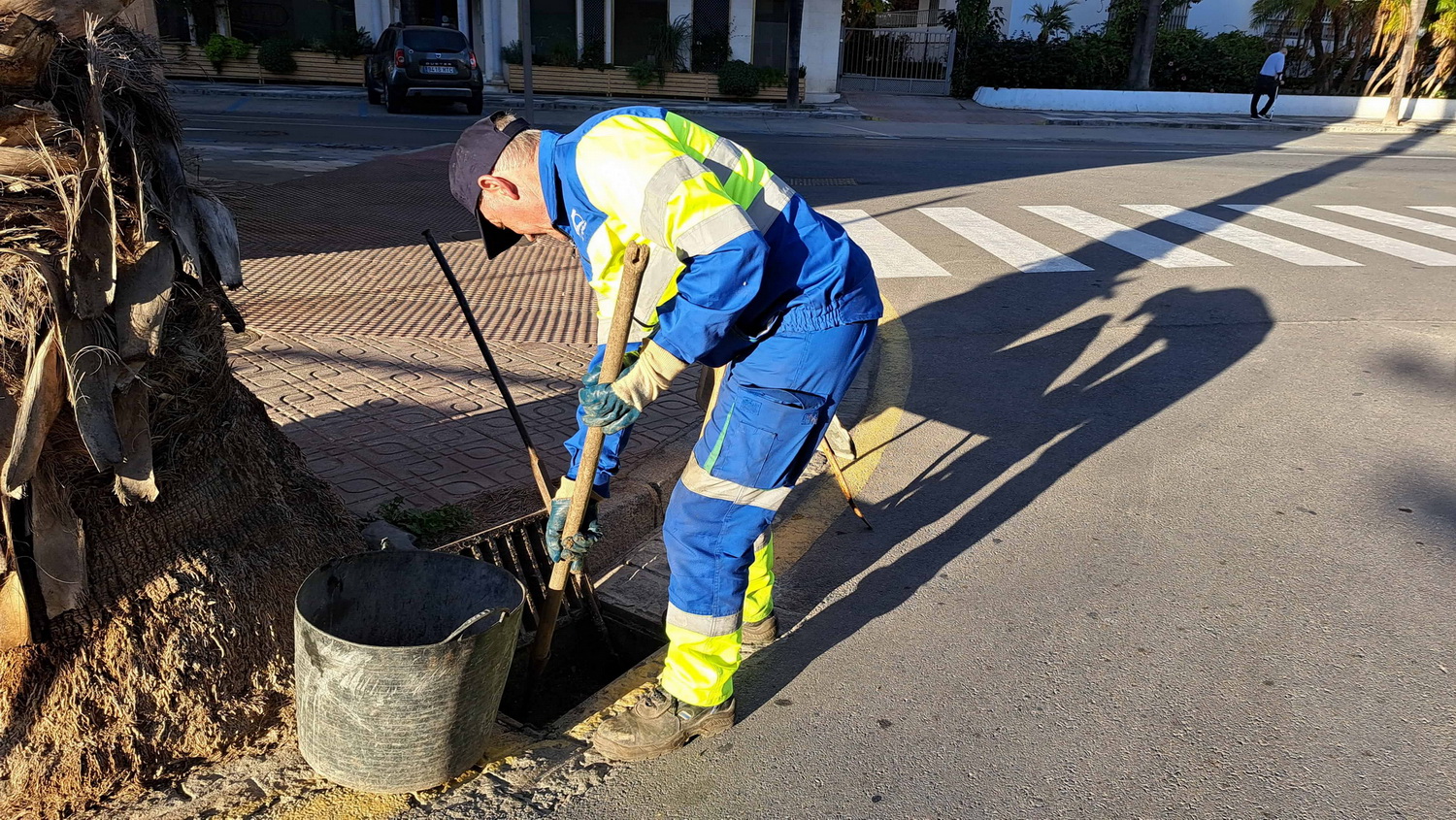 La Mancomunidad de la Costa Tropical realiza 25.000 limpiezas de imbornales antes de que llegue la poca de lluvias